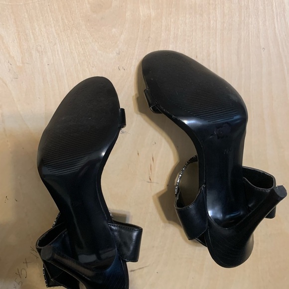 Gorgeous pair of Guess heels. Size 7 1/2. Ankle strap in black and white. - Picture 5 of 7